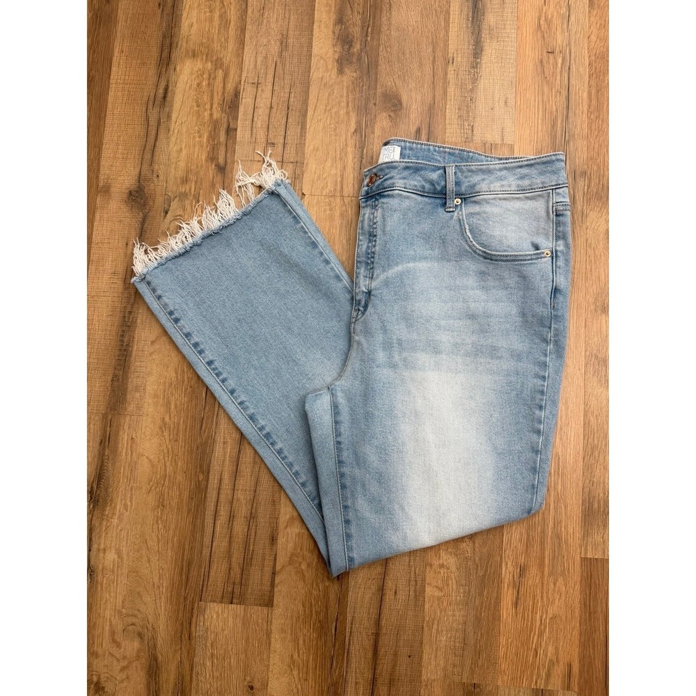 Time and Tru Plus Size 20 Light Wash Cropped Flare Jeans Raw Hem Stretch - Picture 2 of 8